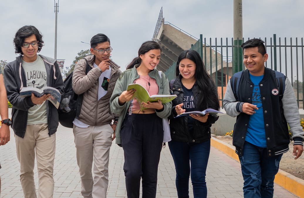 Estudiantes recibiendo becas Pronabec Perú 2026